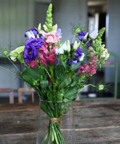 Løs bundet buket i lyserød, lilla og lime farver