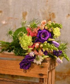 Løs bundet buket i lyserød, lilla og lime farver