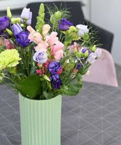 Løs bundet buket i lyserød, lilla og lime farver