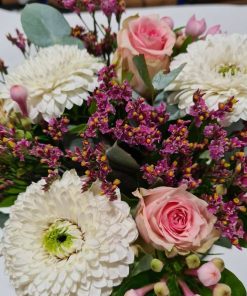 Buket i hvide og lyserøde farver