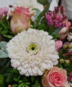 Nærbillede af buket i hvide og lyserøde farver