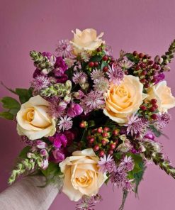 Buket i lys orange med bordeaux farver