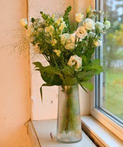 Buket i hvide farver i vindueskarm