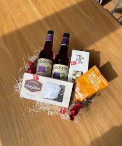 Gavekasse med øl, chokolade og nødder på bord