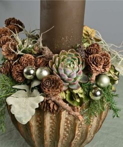 Nårbillede af en juledekoration i jordfarver med sølvkugler og glitter