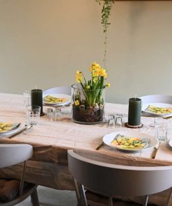 Billede af et påskebord med opdækning og en gul påskedekoration i midten