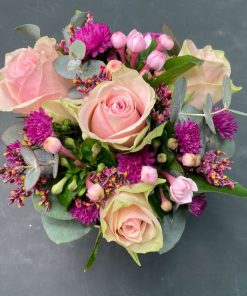 Blomsteræske med lyserøde blomster