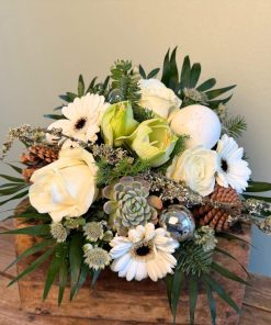 hvid buket med amaryllis i trækasse