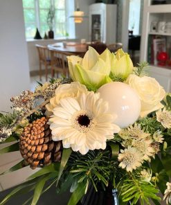 nærbillede af hvid buket med amaryllis i køkken