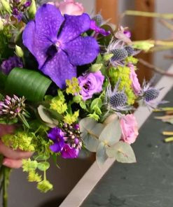 Buket i lilla farver med blandt andet vanda orkide, eustoma, manstro, phlox og eustoma