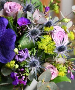 Buket i lilla farver med blandt andet vanda orkide, eustoma, manstro, phlox og eustoma