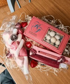 Gavekasse med skumfiduser, chokoladekugler, og andre søde sager