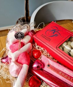 Gavekasse med skumfiduser, chokoladekugler, og andre søde sager