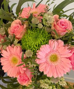 Buket i lyserøde og lime farver