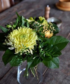 Buket i gule nuancer med en stor gul chrysanthemum