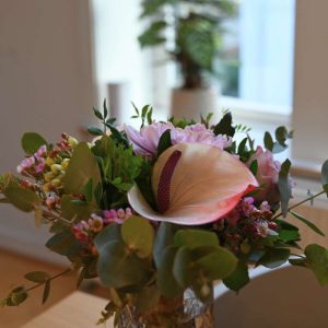 Nærbillede af en lyserød Anthurium i en buket