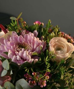 Nærbillede af Chrysanthemum og Ranunkler