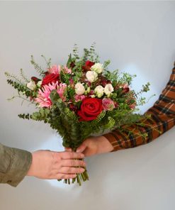 Buket i røde og hvide farver der gives mellem to personer