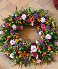 En krans i efteråsblomster i multifarver