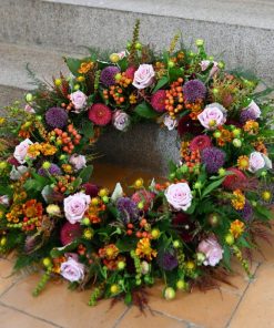 En krans i efteråsblomster i multifarver