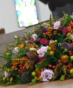 Nærbillede af blandede blomster i efterårsfarver