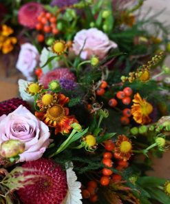 Nærbillede af blandede blomster i efterårsfarver