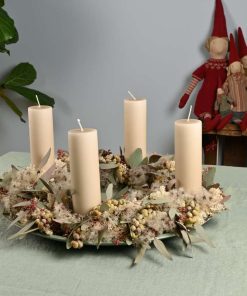 Adventskrans på bord med grønt dug