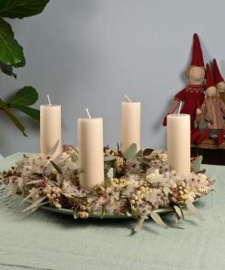 Adventskrans på bord med grønt dug