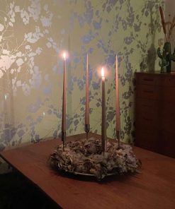 Adventskrans på brunt bord i mørkt aftenlys