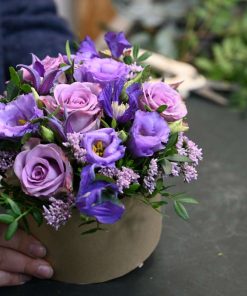 Blomsteræske med blomster i lilla farver