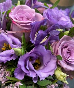 Blomsteræske med blomster i lilla farver