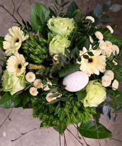 En buket i sarte gule farver set opppefra