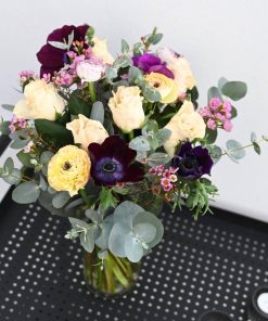 Buket med roser, ranunkler og franske anemoner