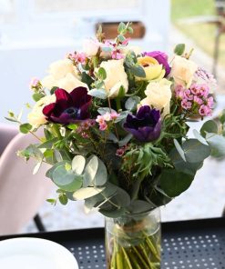 Buket med roser, ranunkler og franske anemoner