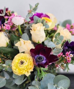 Buket med roser, ranunkler og franske anemoner