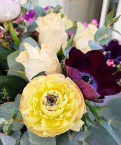 Buket med roser, ranunkler og franske anemoner