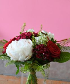 Buket i hvide og røde farver fra siden