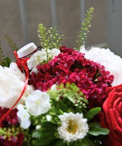 Buket i hvide og røde farver med en lille rød studenterhue