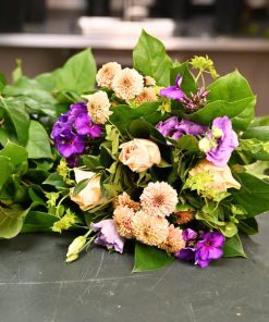 Buket i lilla og creme farver