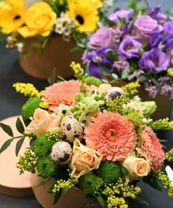 Tre blomsteræsker i forskellige farver