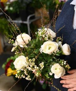 Buket med hvide ranunkler holde