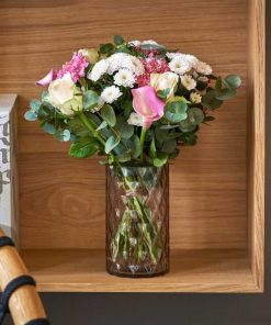 Lyserød buket i en reol