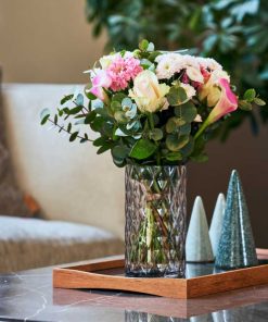 Lyserød buket på et fad med to glas