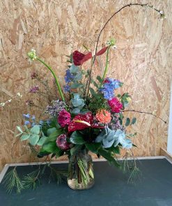 Buket med blandede blomster og høje Anthurium