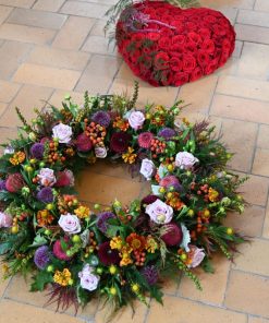 Begravelseskrans og blomsterhjerte på kirkegulvet