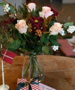 Buket med ferskenfarvede roser, chrysanthemum , snebær og efterårsgrene