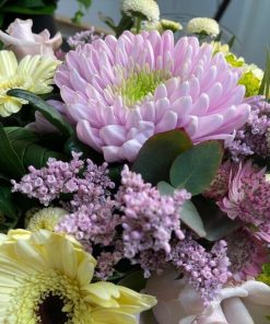 Buket i gule og lyserøde farver