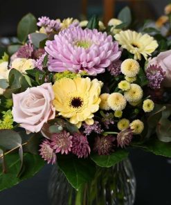 Buket i gule og lyserøde farver