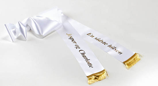 Hvad skriver jeg på et bånd til begravelse?