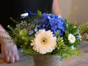 nærbillede af buket med hvide og blå blomster